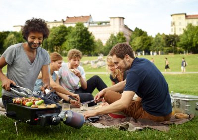 Junge Leute im Park grillen mit dem Weber Set Go Anywhere